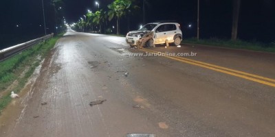 Uno é abandonado no meio da BR-364 depois de colidir em caminhão em Jaru