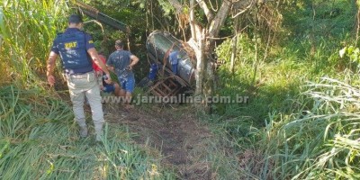 Caminhão leiteiro tomba em ribanceira as margens da BR-364 em Jaru
