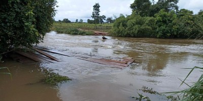 Força das águas leva ponte da linha 196 lado sul em Rolim de Moura e SEMOSP busca...