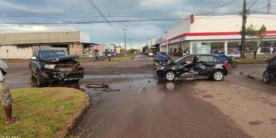 Pai e filha de 8 anos são socorridos a UPA após acidente entre carro e caminhonete em...