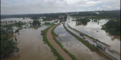 BR-364 entre Ariquemes e Porto Velho permanece interditada devido a cheia do rio Jamari;...