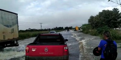 Cheia do rio Jamari ameaça interditar BR-421, entre Ariquemes e Monte Negro