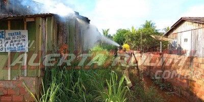 Casa é destruída por incêndio em Rolim de Moura; veja o vídeo