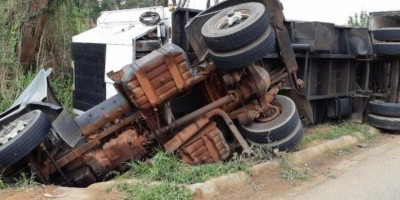 Aparentemente em surto, homem senta no asfalto e provoca grave acidente