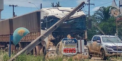 Poste cai em cima de carreta estacionada após caminhão boiadeiro atingir fiação...