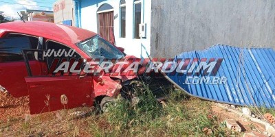 Durante fuga da PM, motorista perde controle da direção e bate contra muro de...