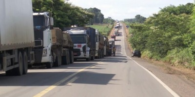 Travessia de veículos no trecho alagado da BR-364 é parcialmente liberada para qualquer...