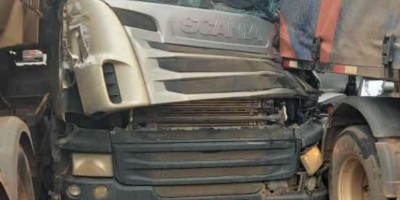 Três carretas se chocam em cima de ponte na BR 364 