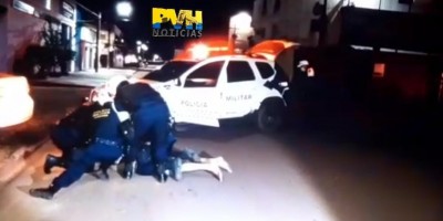 Motorista preso na Lei Seca, quebra camburão de viatura e tenta fugir correndo; veja o...