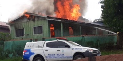 Após botija de gás pegar fogo, casa em madeira foi destruída por incêndio em Espigão...