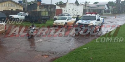 Motociclista bate na traseira de carro após condutora diminuir a velocidade para desviar...
