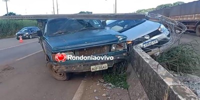 Acidente entre dois veículos na BR-364 em Porto Velho faz carro subir em mureta de...