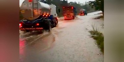 Chuva faz córrego transbordar e alagar trecho da RO-383, entre Rolim de Moura e Santa...