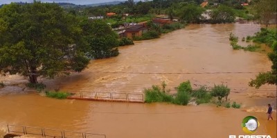 Rio transborda e alaga várias ruas em Alta Floresta; veja o vídeo