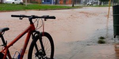 Vilhena: Chuva transforma avenida Paraná em “rio”, arrasta veículos e preocupa...