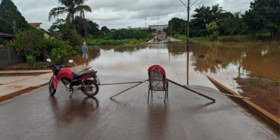 Transbordamento do Rio Anta já interdita vias e invade residências em Rolim de Moura;...