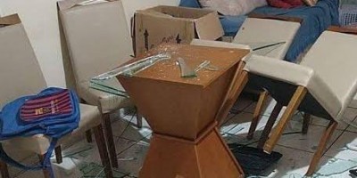 Filho chega em casa destruindo tudo e ameaçando matar a mãe