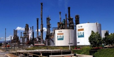 De olho na reeleição de Bolsonaro, governo deve aceitar mexer na política de preços...
