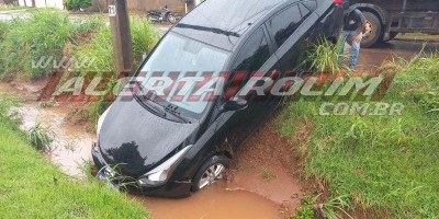Carro vai parar dentro de valeta após colisão com outro carro em Rolim de Moura; veja o...