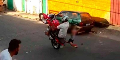 Imagens fortes: Vídeo mostra momento em que motociclista imprudente atropela criança de...