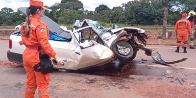 Motorista fica gravemente ferido e carro destruído em acidente na BR-364, em Porto...
