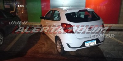 Carro atinge loja de telefonia durante a noite de quarta-feira em Rolim de Moura