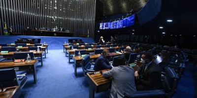 Senado aprova projeto para amortecer reajustes de combustíveis e criar auxílio-gasolina
