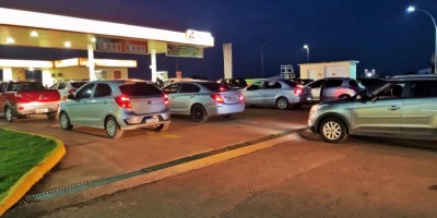 Mega reajuste nos combustíveis leva população a fazer fila pra abastecer em Porto...