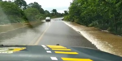 Trecho da BR-364 entre Cacoal e Médici fica alagado após transbordamento de rio; veja o...