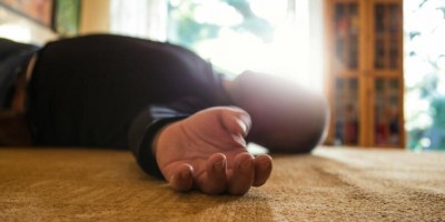 Homem chega em casa e encontra irmão desacordado vítima de espancamento