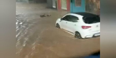 Temporal causa alagamentos em vários bairros de Vilhena e moto é vista “boiando” em...