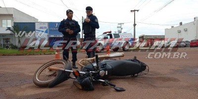 Colisão entre carro e moto deixou pai e filho feridos em Rolim de Moura