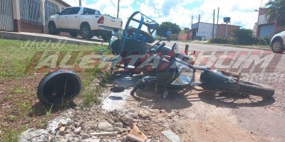 Entregador fica ferido ao atingir carro que invadiu via preferencial em Rolim de Moura