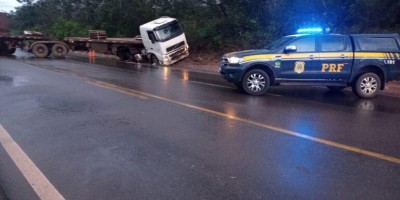 Condutor de carreta perde controle da direção e bate no acostamento na BR-364, próximo...
