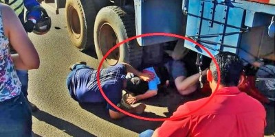 Após colisão, motociclista fica presa embaixo de caminhão e por pouco não é esmagada...