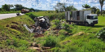 Caminhão baú bate em buraco e tomba na BR-364; veja o vídeo