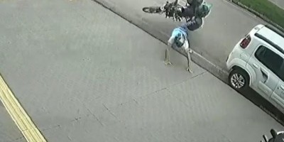 Motociclista fica ferido ao ser atingido por carro em Cacoal; veja o vídeo