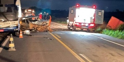 Acidente com ônibus, carro e caminhão deixa duas pessoas feridas na BR-364, em Pimenta...