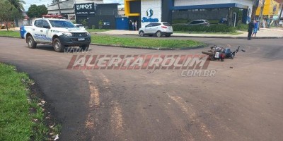 Motociclista e passageira ficam feridos ao serem atingidos por carro que avançou via...