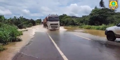 BR-364 volta a ficar alagada e trânsito é parcialmente interditado em Ariquemes; veja o...