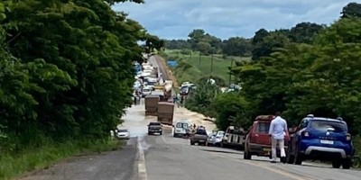 Motociclista tenta passar por trecho alagado da BR-364 e acaba levado pela correnteza; BR...