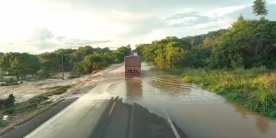 Após 6 horas parcialmente interditada, trânsito é totalmente liberado na BR-364 em...