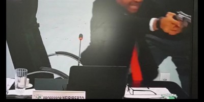 Vídeo mostra momento em que vereador aponta arma para colega durante discussão na...