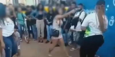 Jovem aponta arma para cabeça de aluna durante briga em porta de escola no DF; veja o...