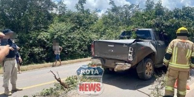 Caminhonete é arremessada para fora de rodovia após acidente com carreta na BR-364 em...