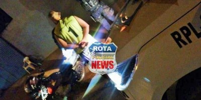 Motociclista empina moto na frente de viatura policial e acaba preso