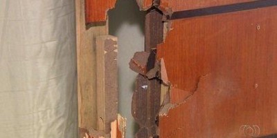 Marido chega embriagado, arromba porta de casa e tenta matar mulher com faca