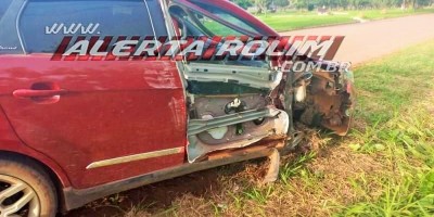 Carro fica parcialmente destruído após colisão com caminhão em Rolim de Moura