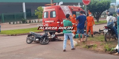 Motociclista é socorrido com suspeita de fratura após colidir em moto que avançou a...