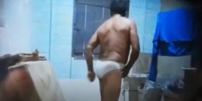 Homem é filmado invadindo casa para cheirar e usar calcinhas; veja o vídeo
